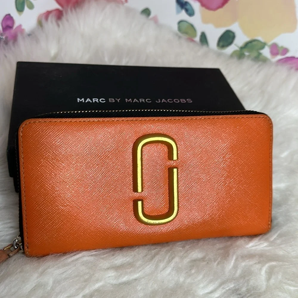 💯Authentic Marc by Marc Jacobs Orange Zip Wallet🍀